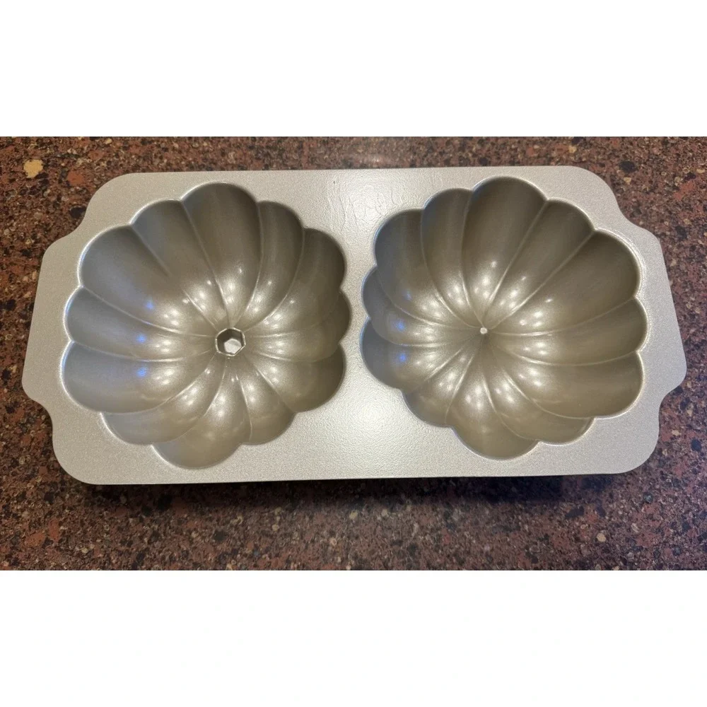Nordic Ware The Great Pumpkin Aluminum 3D Bundt Cake Pan Mold 10 Cup Halloween